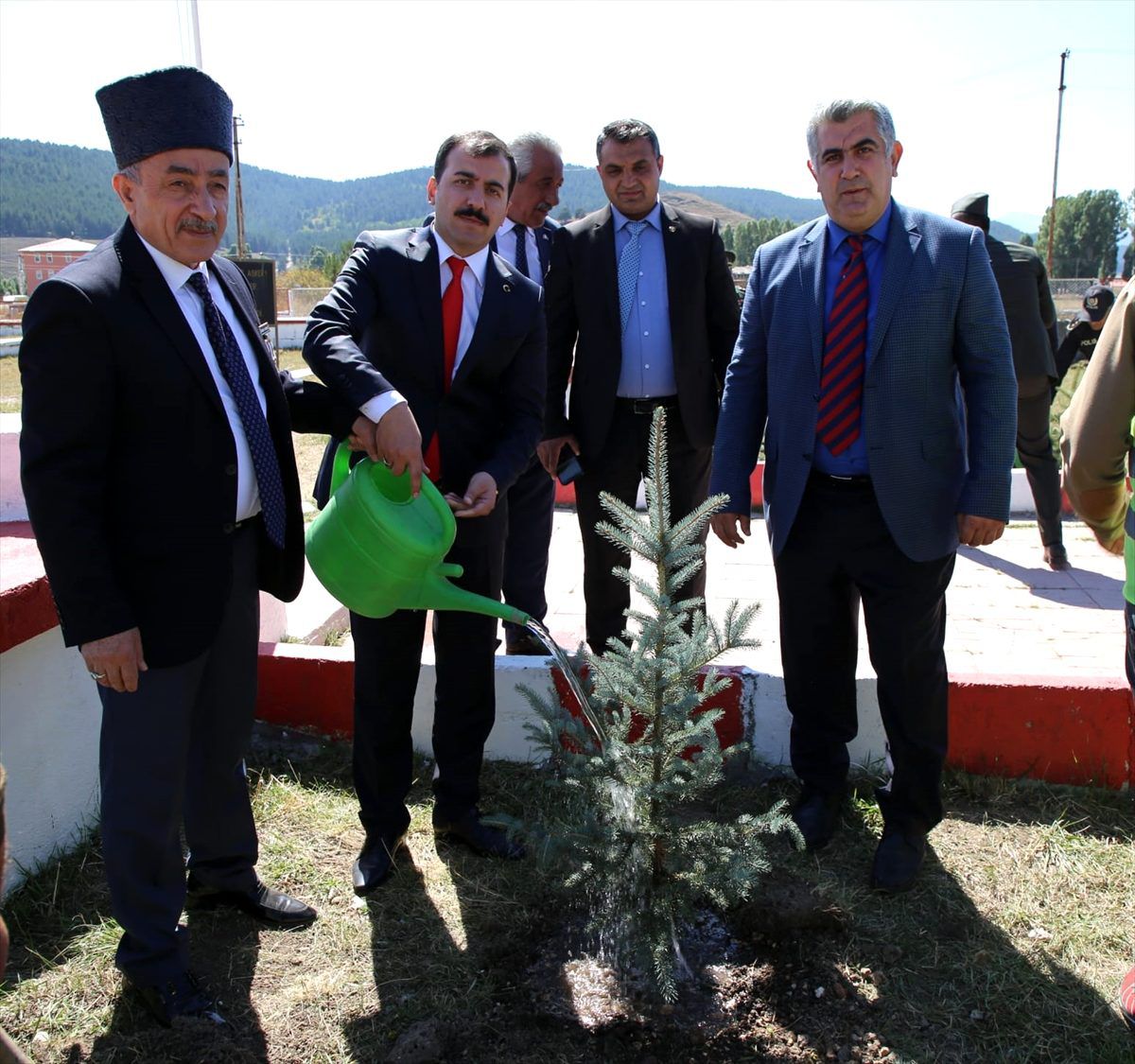 Gaziler şehitler anasına fidan dikti