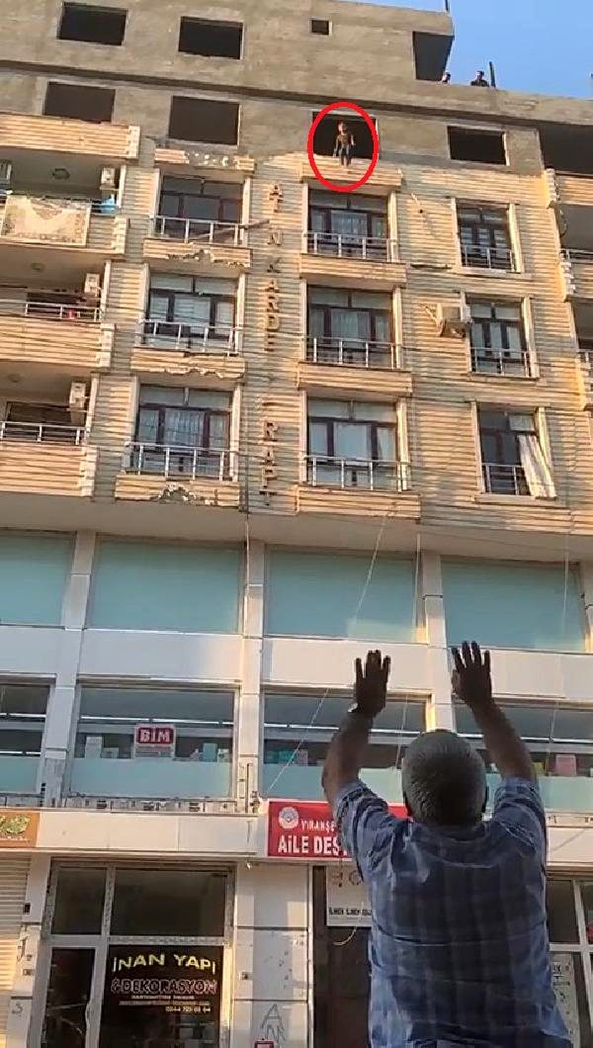Genç kızın 6\'ncı kattan atlama anı kamerada