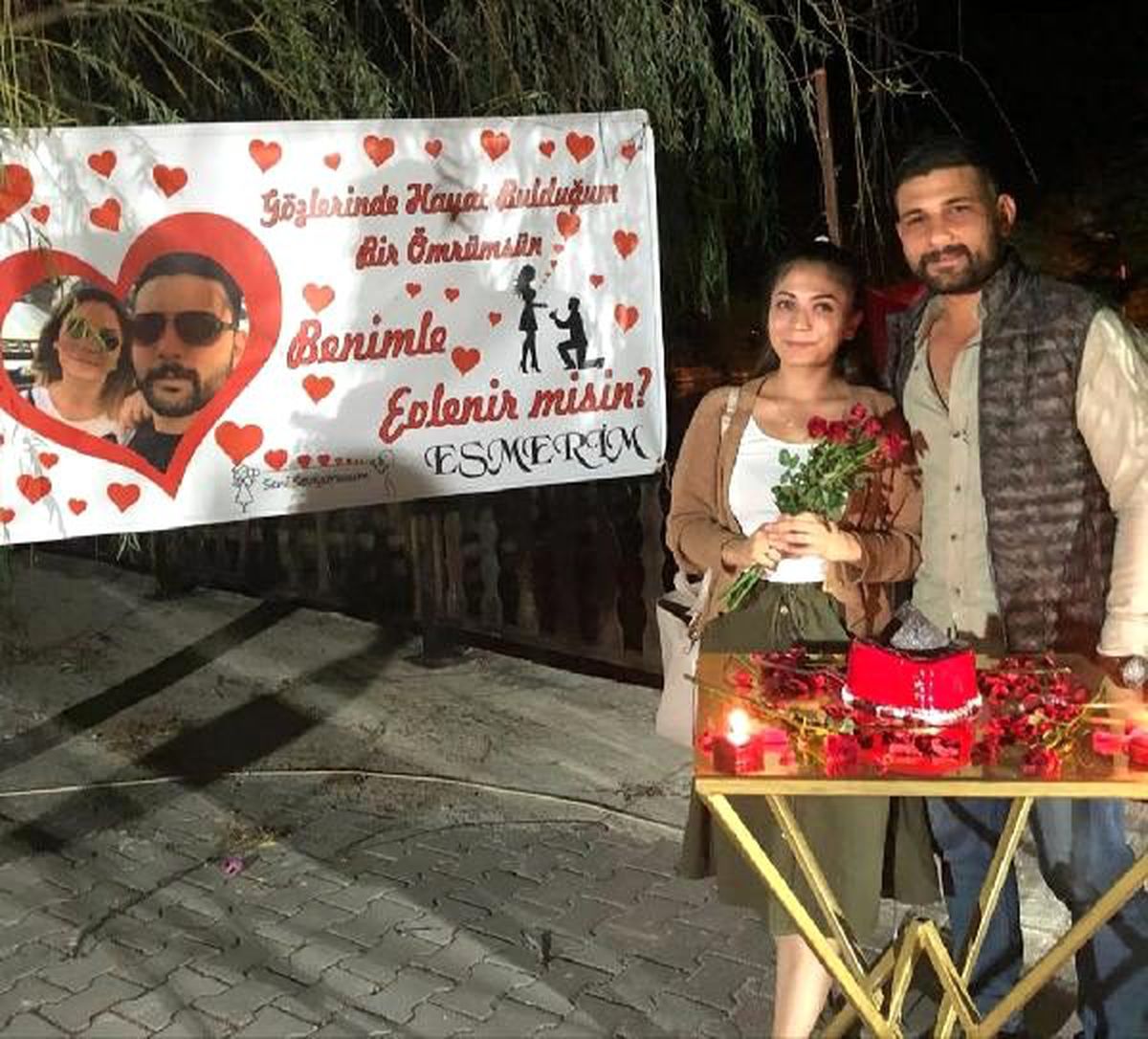 Güreşçiden sevgilisine pankartlı sürpriz evlenme teklifi