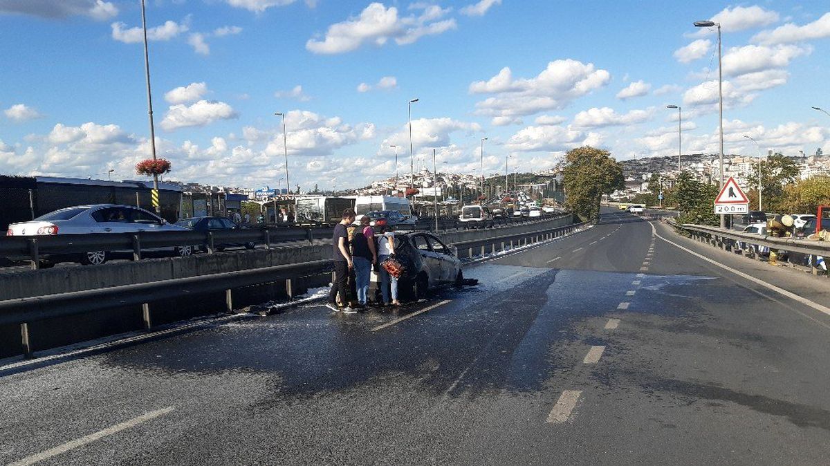 Haliç Köprüsü\'nde otomobil alev alev yandı