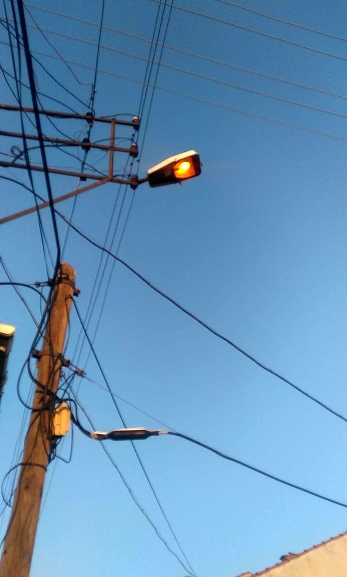 Hava kararmadan yanan sokak lambaları tepki çekiyor