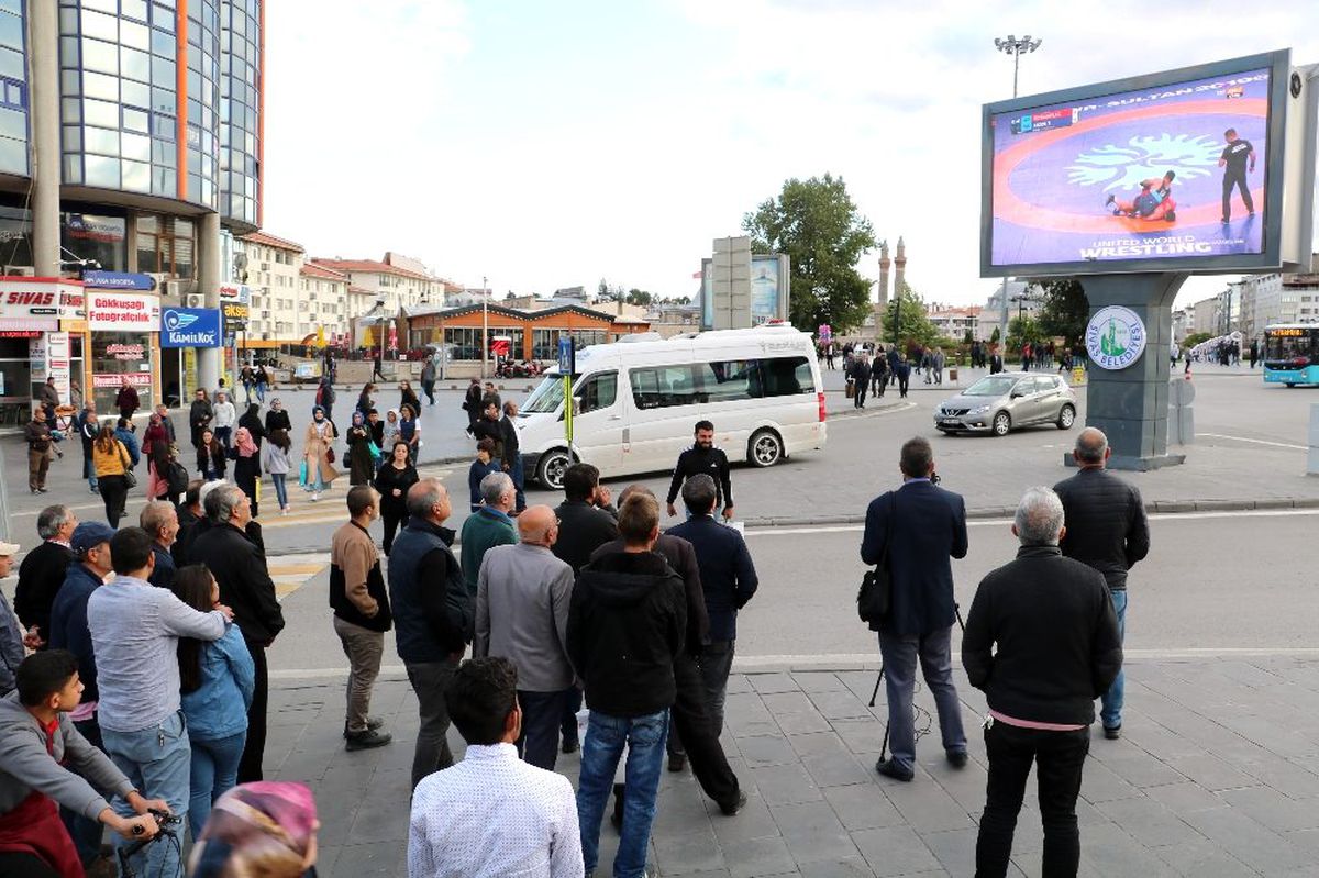 Hemşehrileri Taha Akgül\'ü heyecanla izledi