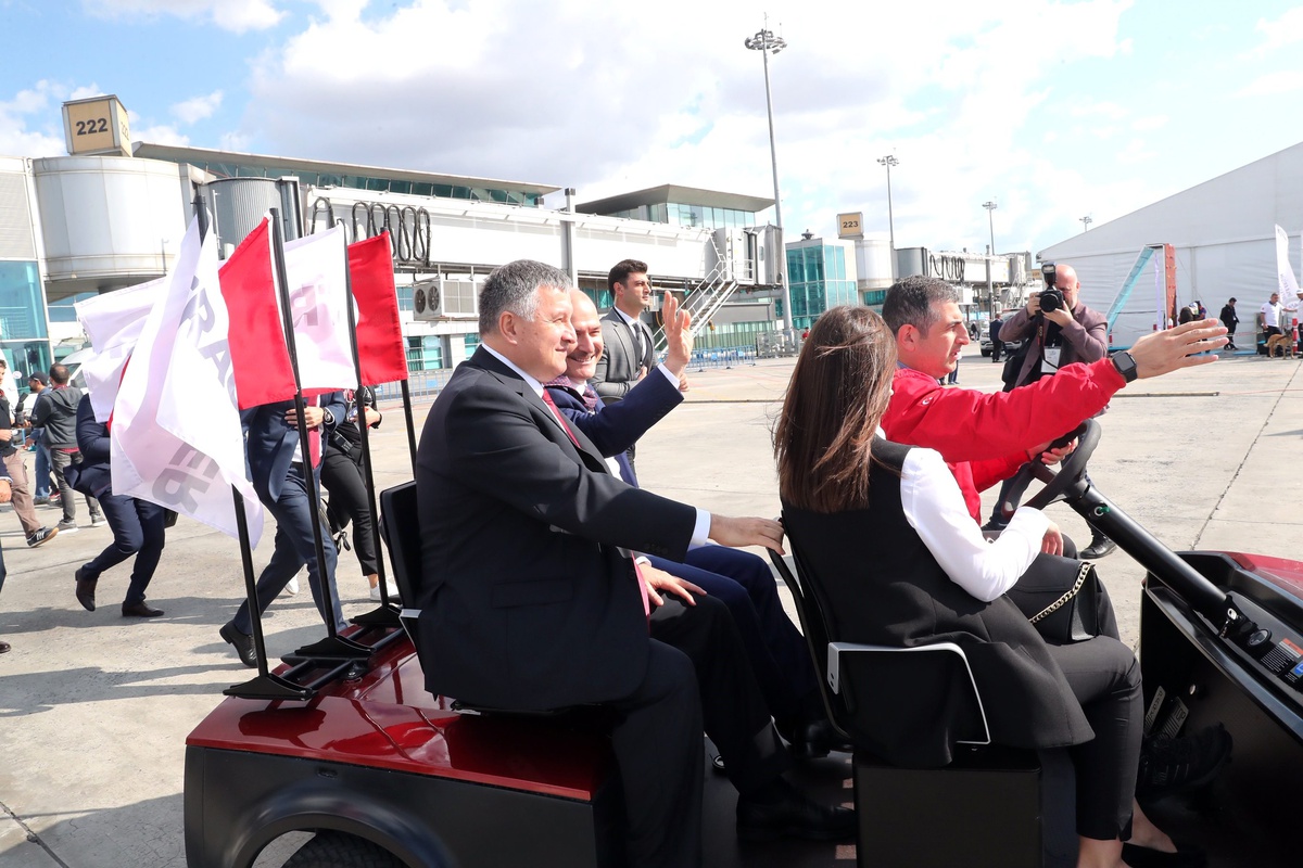 İçişleri Bakanı ,Teknofest\'i TRAGGER T-Car ile gezdi