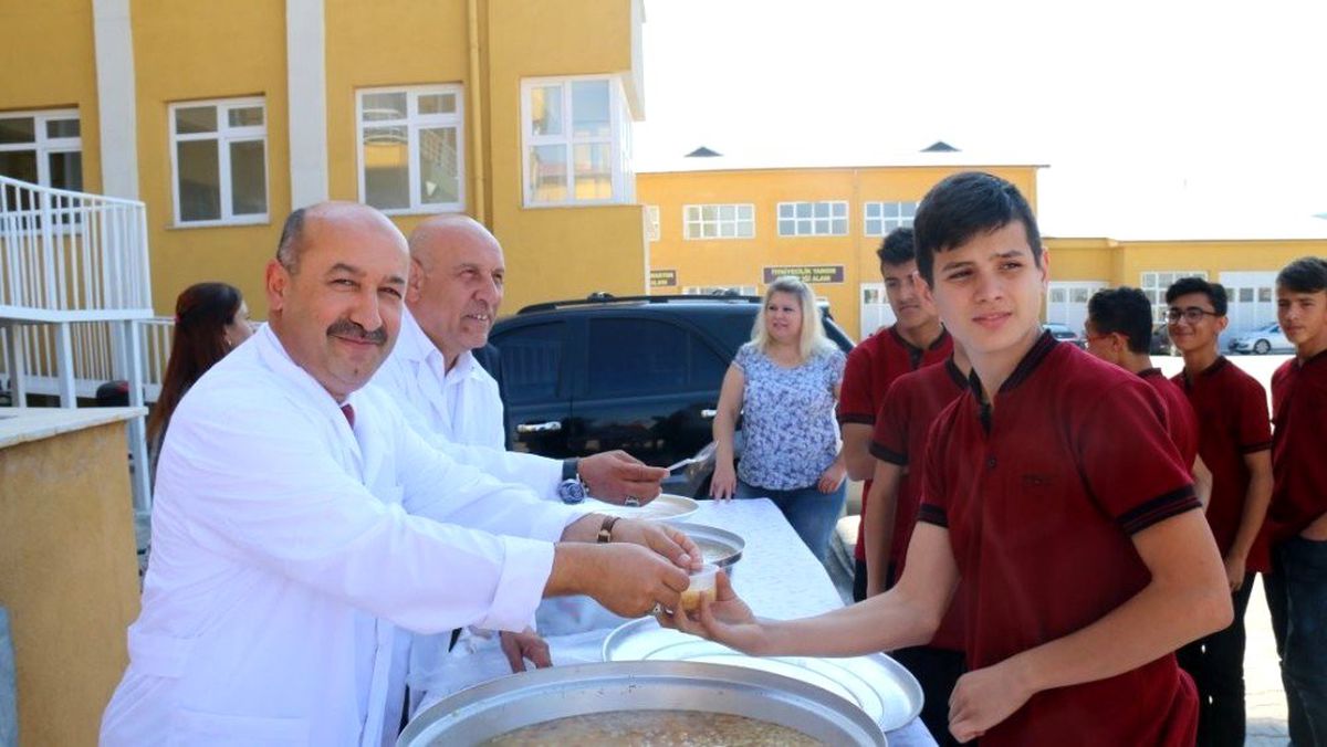 İl Milli Eğitim Müdürü Başyiğit, lisede aşure dağıttı