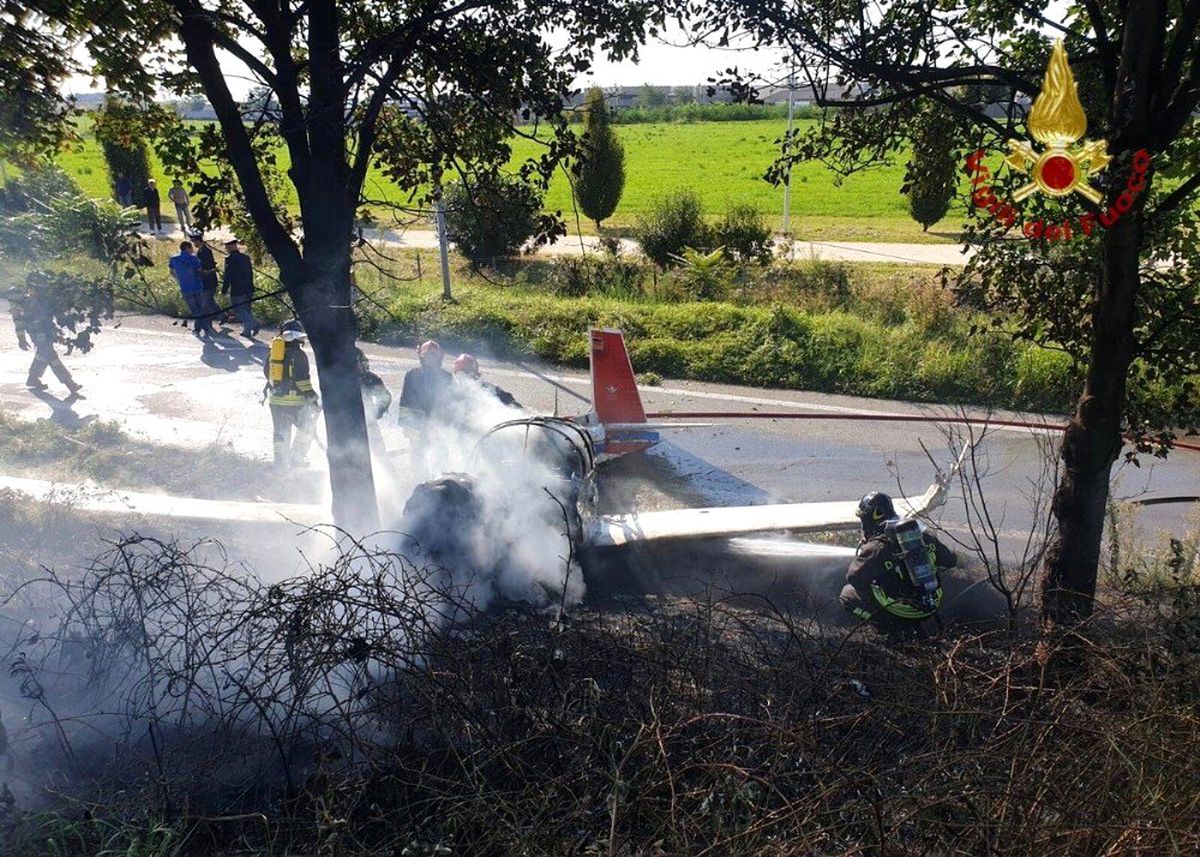 İtalya\'da tek motorlu uçak düştü: 1 ölü, 3 yaralı