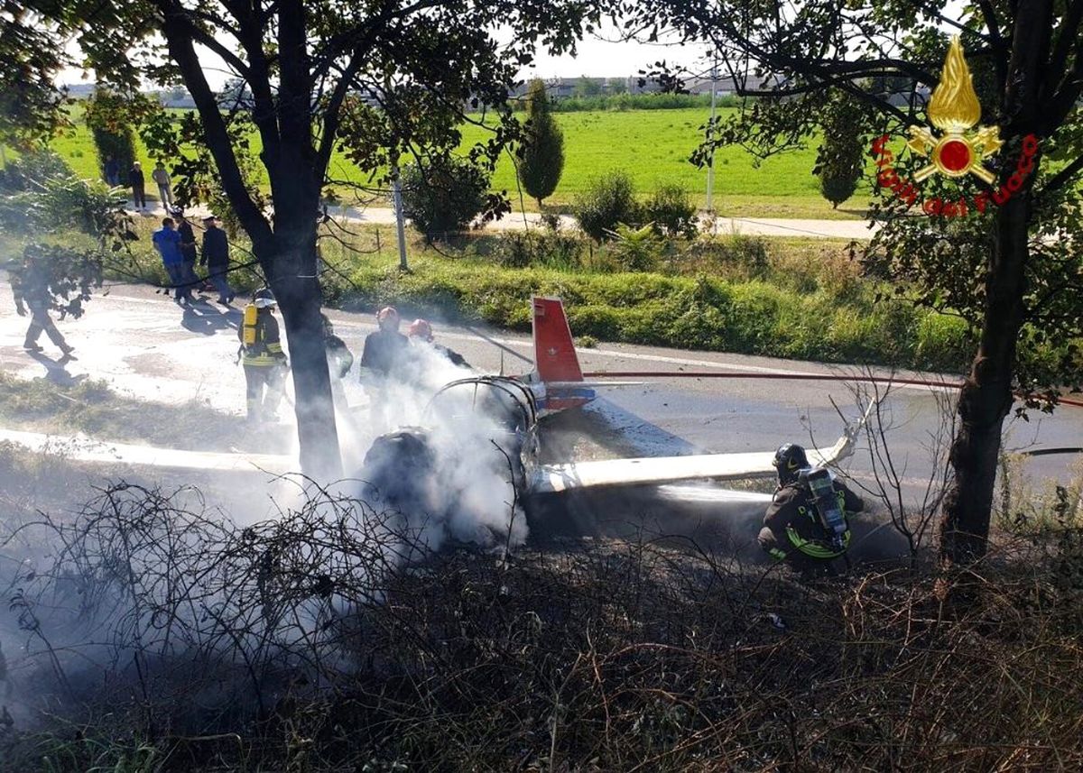 İtalya\'da tek motorlu uçak düştü: 1 ölü, 3 yaralı