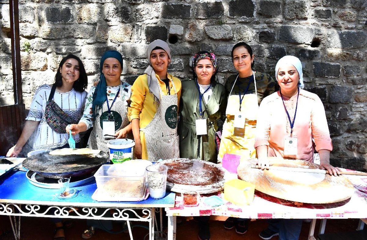 Kadefikale\'de stant açan kadınlar kooperatifleşti