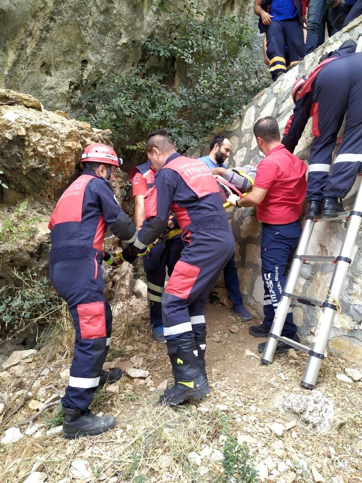 Kayalıklardan düşen şahsı itfaiye ekipleri kurtardı
