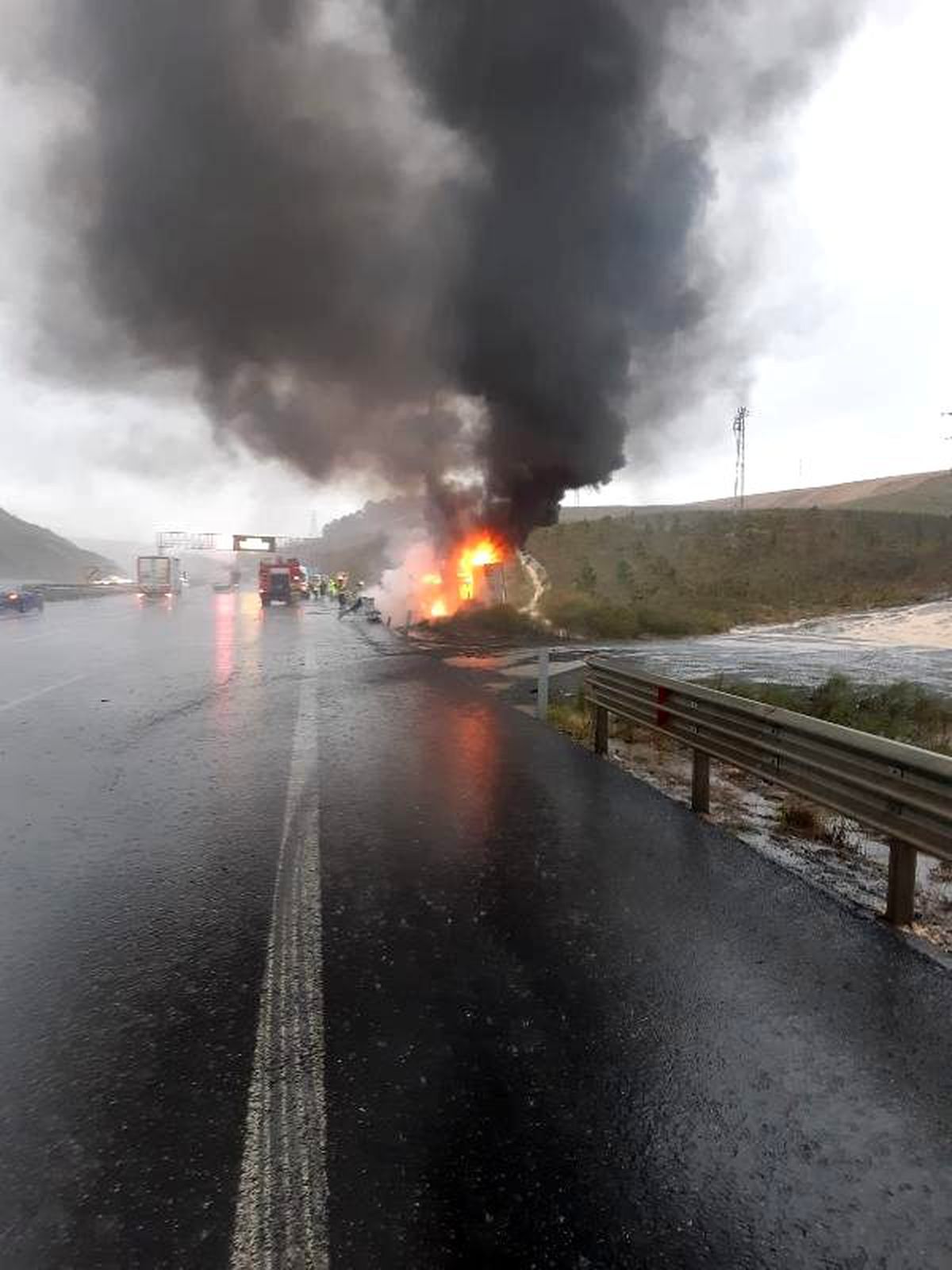 Kaza yapan kamyonet alev topuna döndü…burnu bile kanamadan kurtuldu