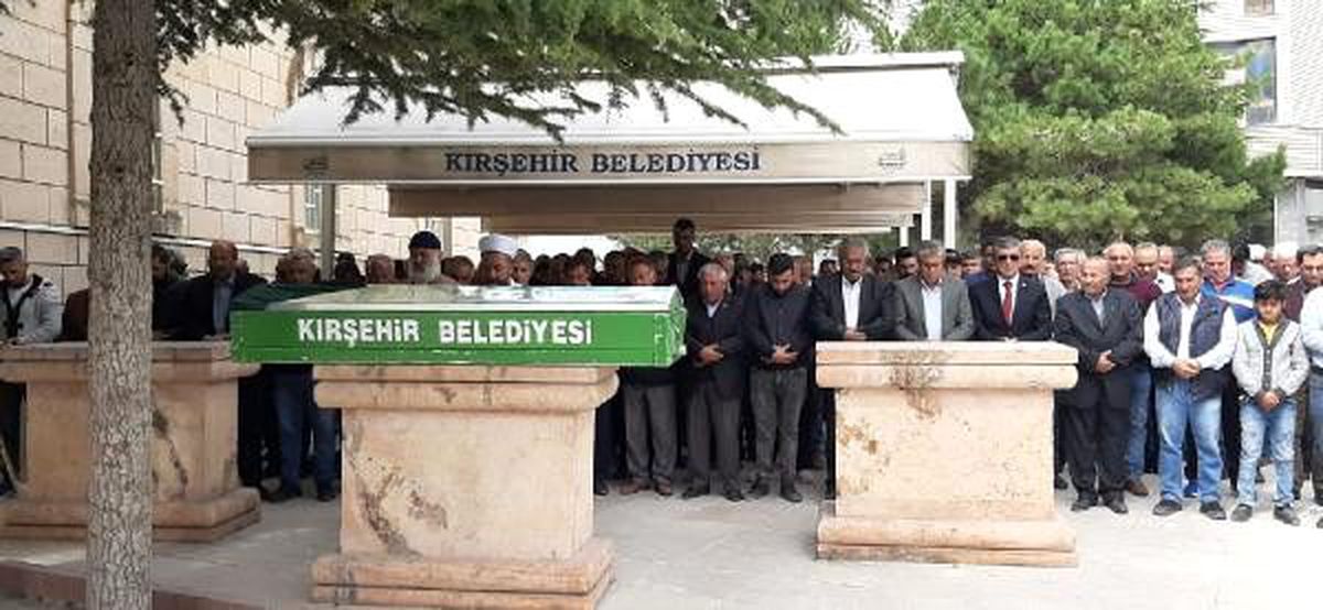 Kazada ölen neşet ertaş\'ın kız kardeşi toprağa verildi