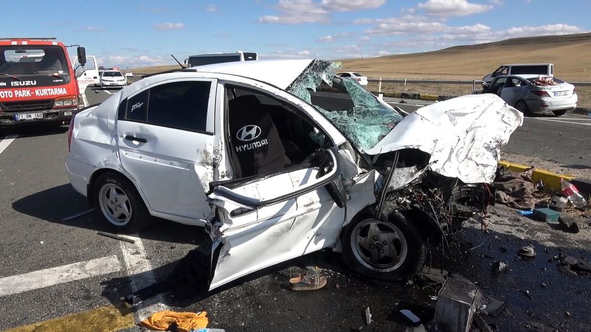 Kırıkkale\'de otomobiller kafa kafaya çarpıştı: 7 yaralı