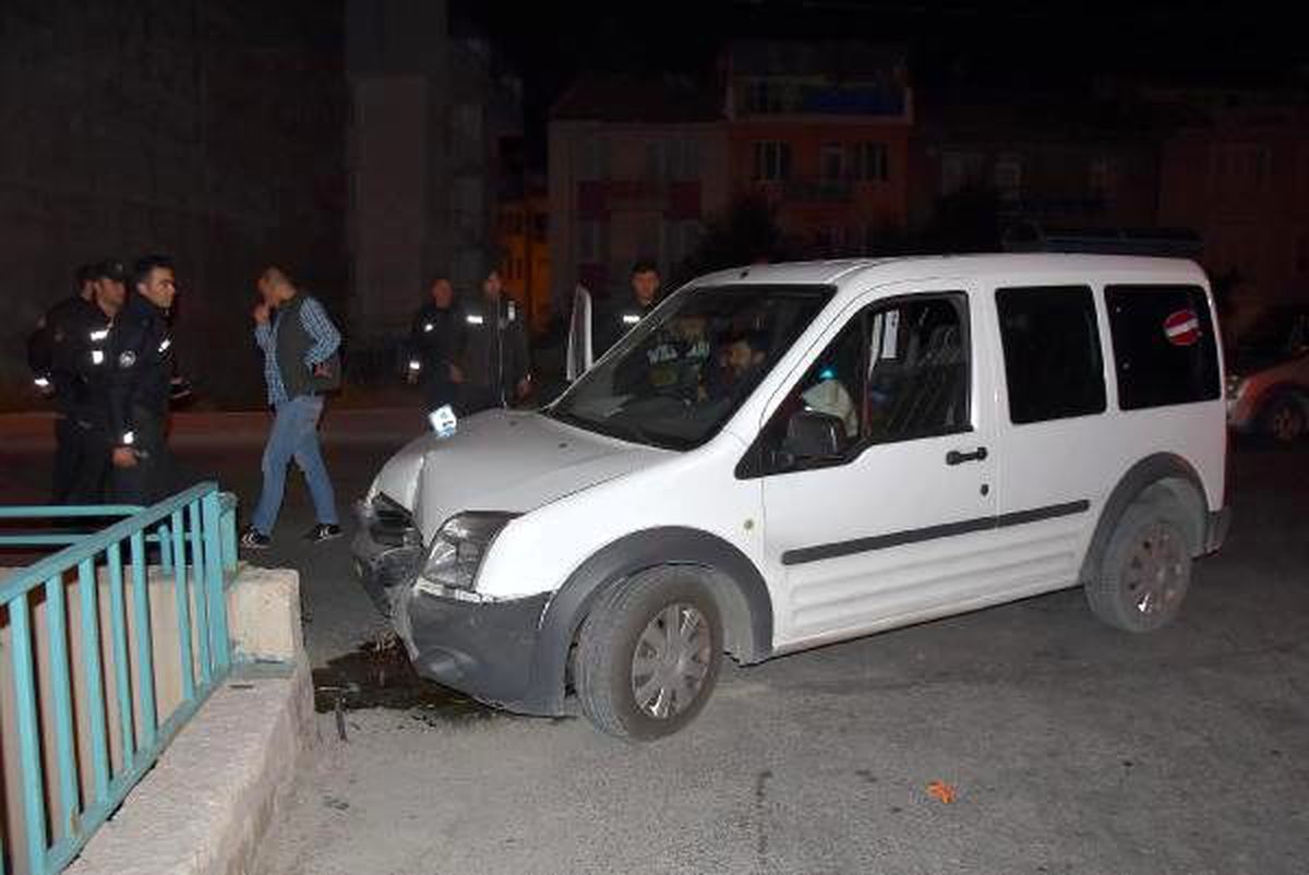 Kovalamacada polis aracı kaza yaptı: 1 yaralı