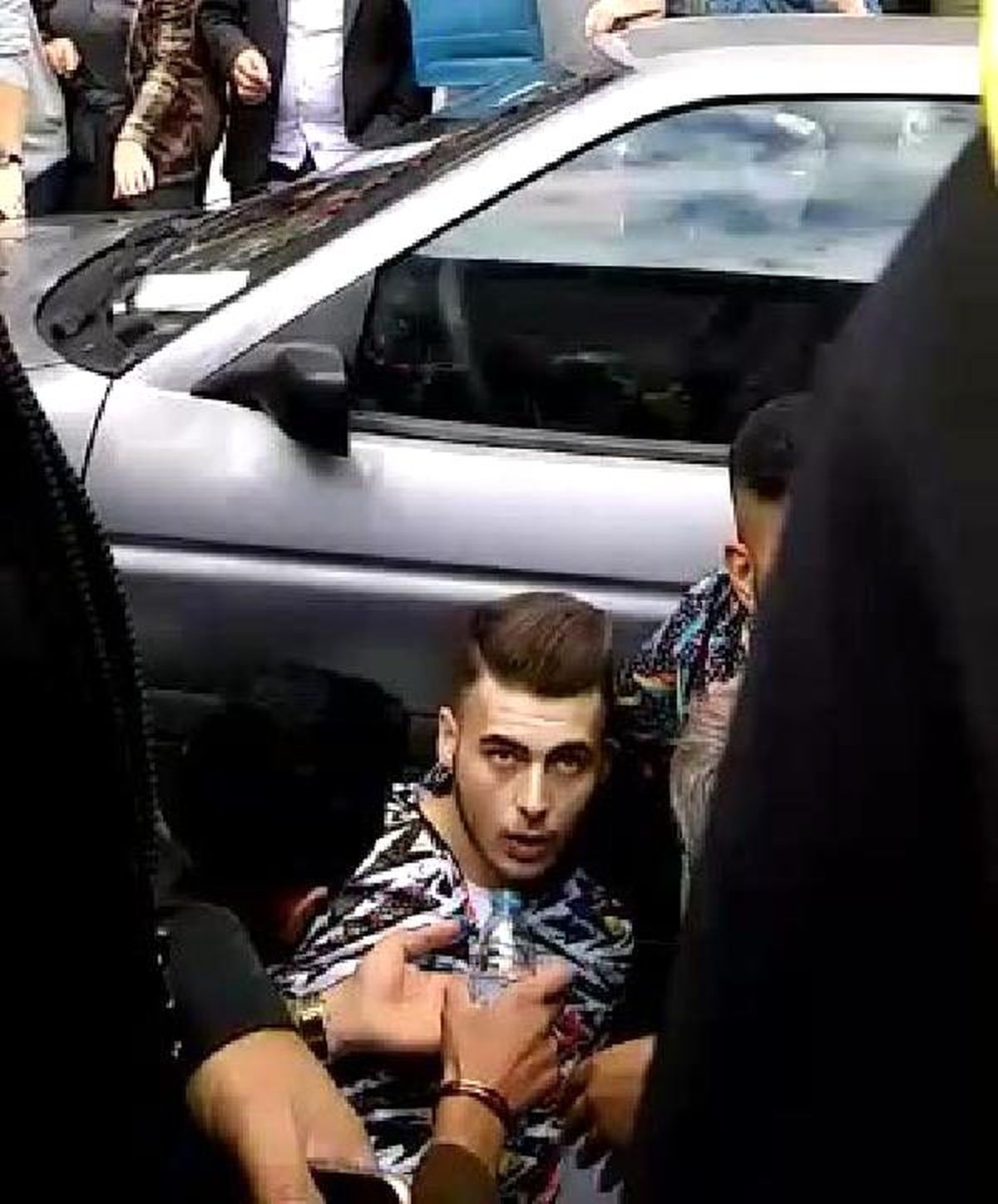 Kuaför çırağı, sokak ortasında bacaklarından vuruldu