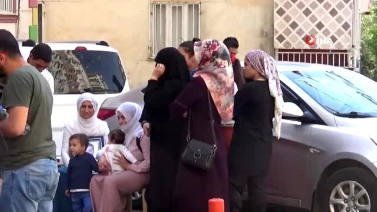 Kulp şehitlerinin ailelerinden HDP önündeki ailelere destek ziyareti