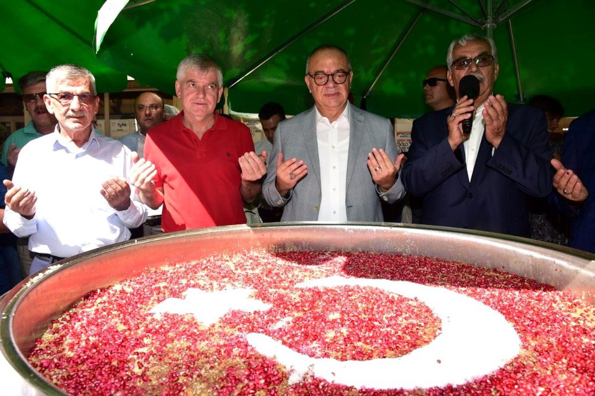 Manisa\'da kazanlar dolusu aşure dağıtıldı