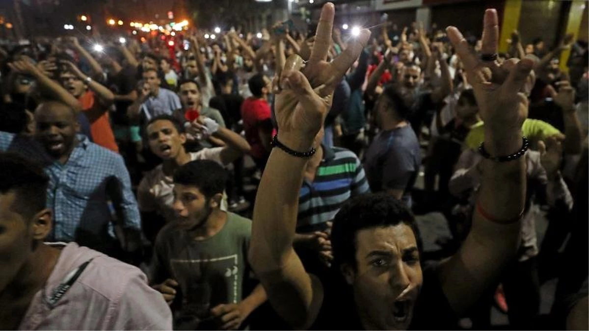 Mısır\'da süper kupa maçı sonrası büyük şehirlerde Sisi karşıtı gösteriler yapıldı