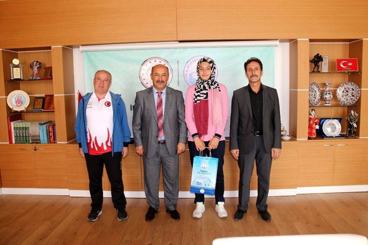 Müdür Başyiğit, Taekwondo Türkiye ikincisi Hayrunnisa Dilsiz\'i kabul etti
