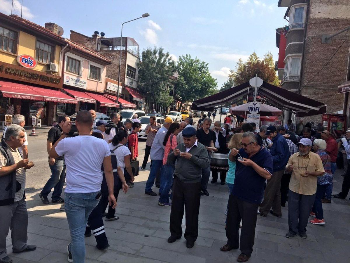 Odunpazarı esnafı Muharrem ayı nedeniyle aşure dağıttı