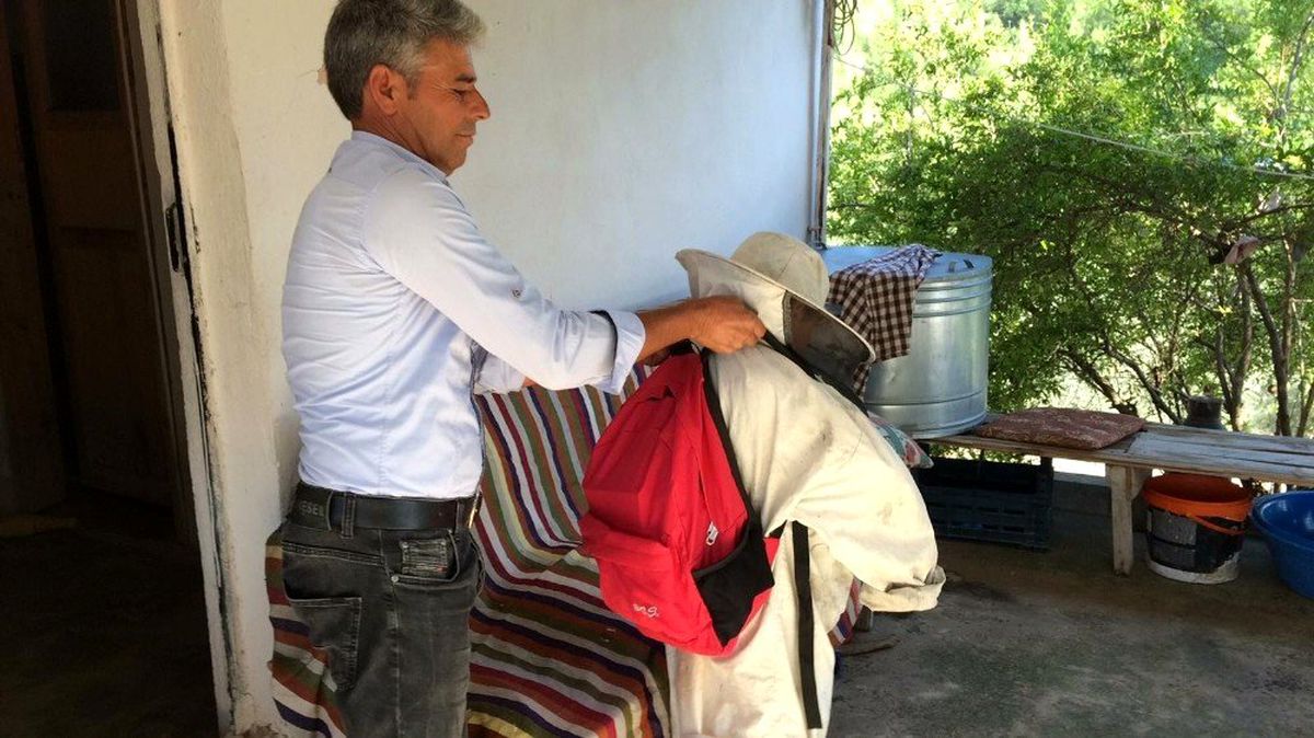 Okul yolunda "köpeksavar" kıyafetle gidiyor