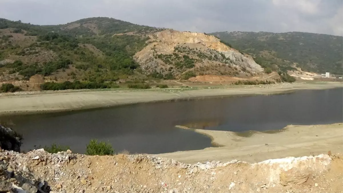 (Özel) Baraj suyu çekildi, eski köprü gün yüzüne çıktı