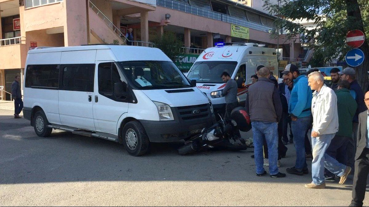 Panelvan ile motosiklet çarpıştı: 1 yaralı