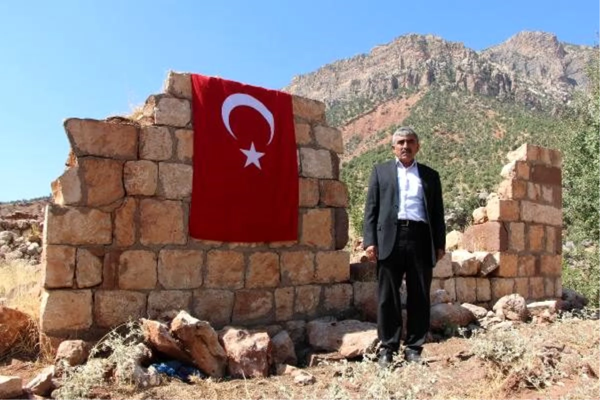 Pkk\'nın 12 yakınını katlettiği eve 32 yıldır türk bayrağı asıyor
