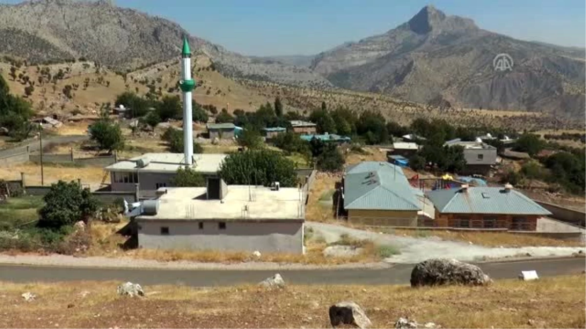 PKK\'nın katlettiği yakınlarını Türk bayrağı asarak anıyor