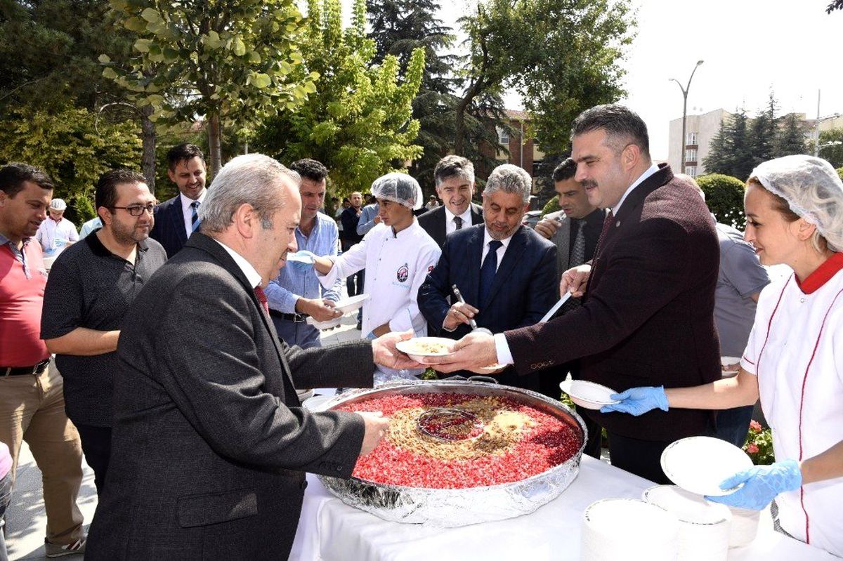 Rektör Çomaklı, üniversite personeli ve öğrencilere aşure dağıttı