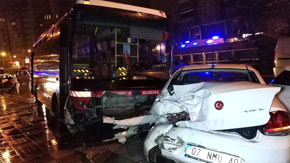 Samsun\'da halk otobüsü park halindeki 3 araca çarpıp kaldırıma çıktı: 2 yaralı