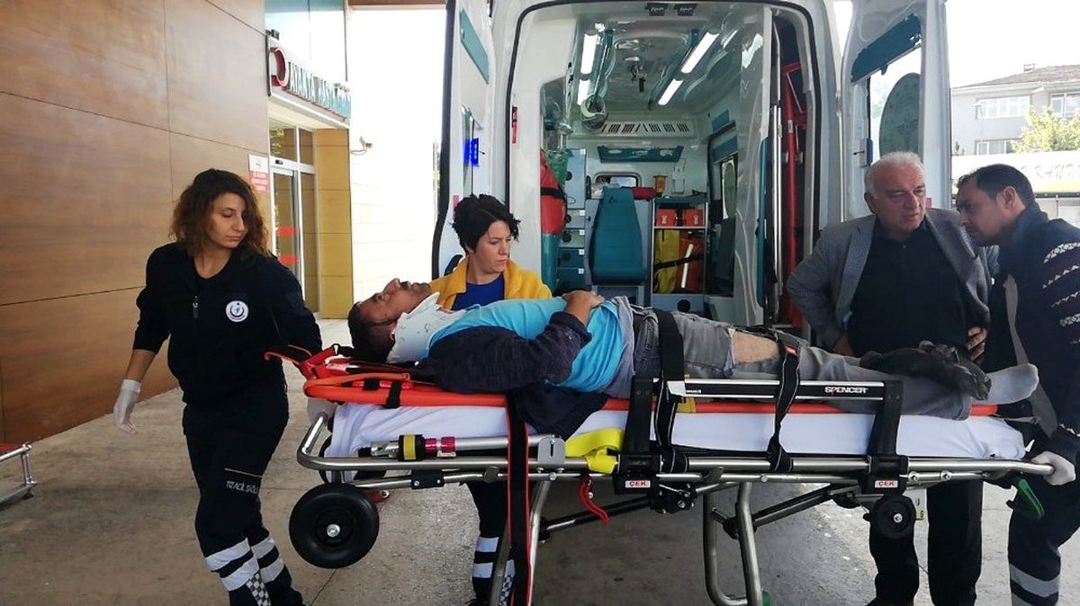 Sebze yüklü kamyonet devrildi: 2 yaralı