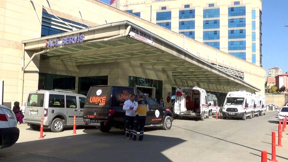 Siirt\'te minibüs devrildi: 2 yaralı