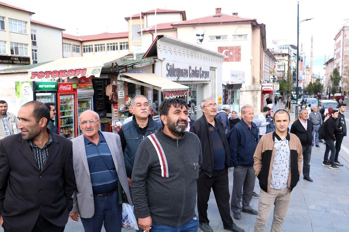 Taha Akgül\'ün final müsabakasını hemşerileri heyecanla izledi