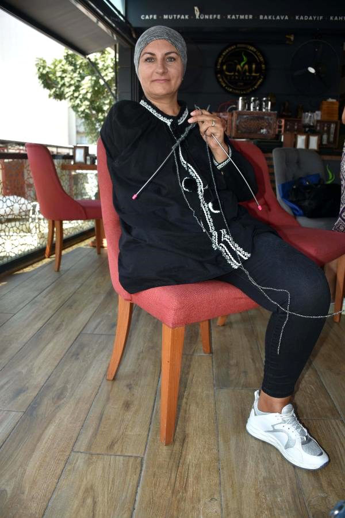 Tek eliyle doğudaki öğrencilere atkı ve bere örüyor