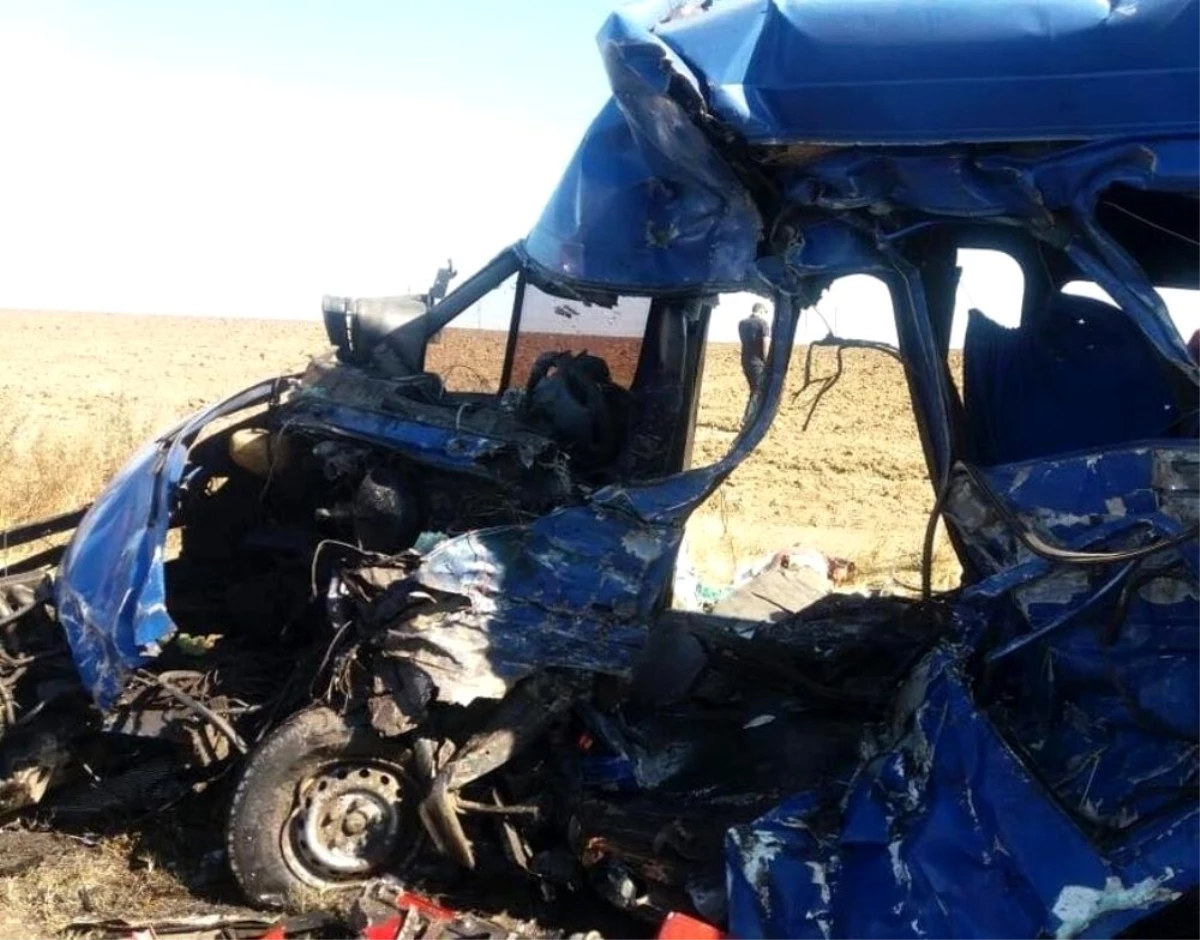 Ukrayna\'da tır ile minibüs çarpıştı: 9 ölü