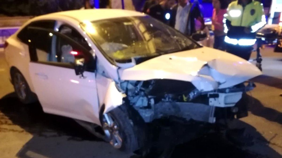 Üst geçit direğine çarpan otomobilin sürücüsü ağır yaralandı