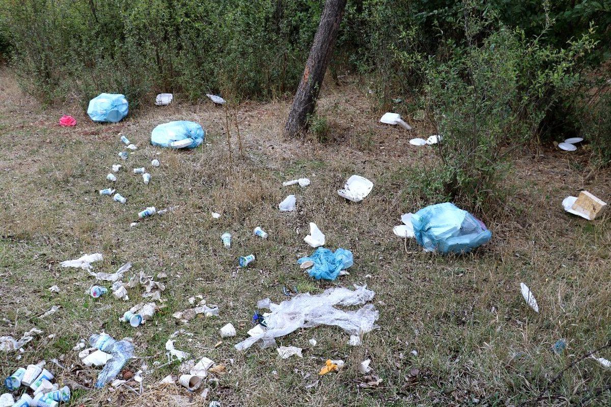Vali ve Belediye başkanı çocuklar ile birlikte çöp topladı