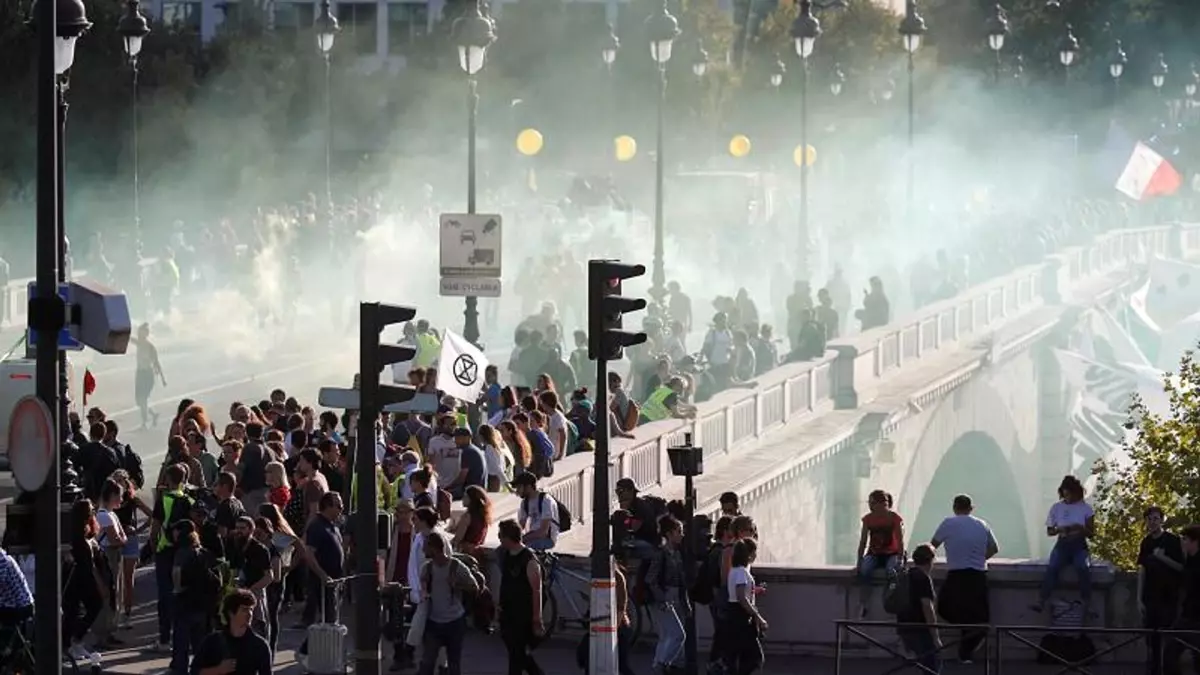 Video: Fransız polisinden iklim yürüyüşünü dağıtan Kara Blok ve Sarı Yelekliler\'e müdahale