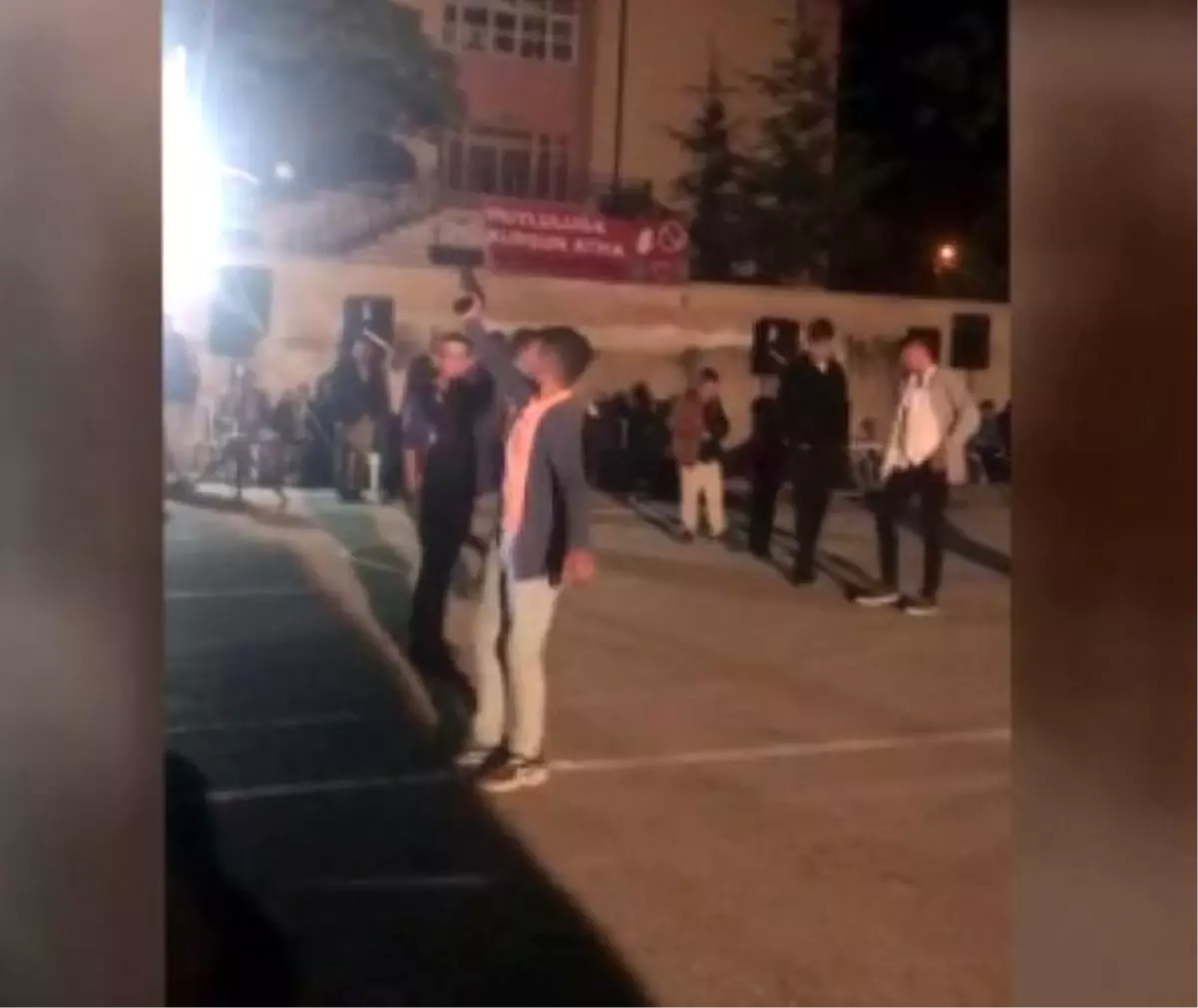 2 çocuk düğünde tabancayla havaya ateş açtı; o anlar kamerada