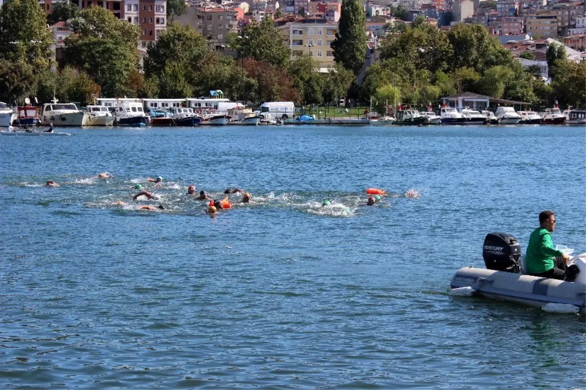 Başkan Yıldız, vatandaşlarla birlikte Haliç\'te kulaç attı