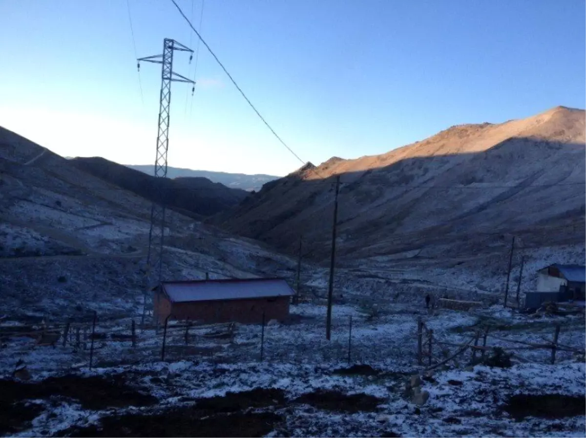 Bayburt\'un yüksek kesimlerine kar yağdı