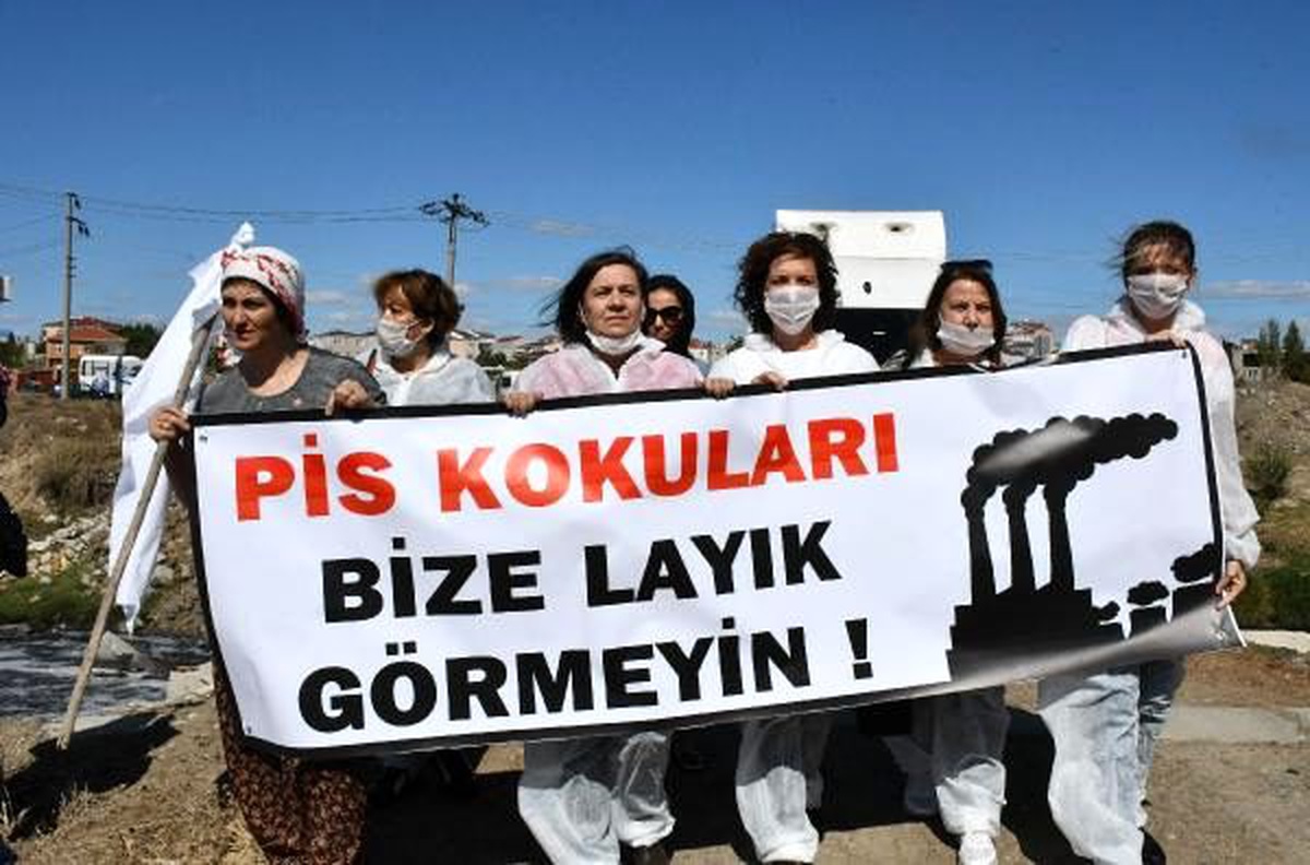 Beyaz bezleri dereye batırıp, kirliliği gösterdiler