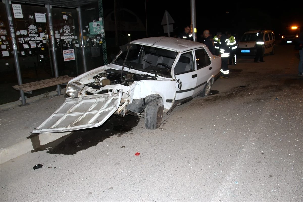 Beyşehir\'de otomobil panoya çarptı: 2 yaralı