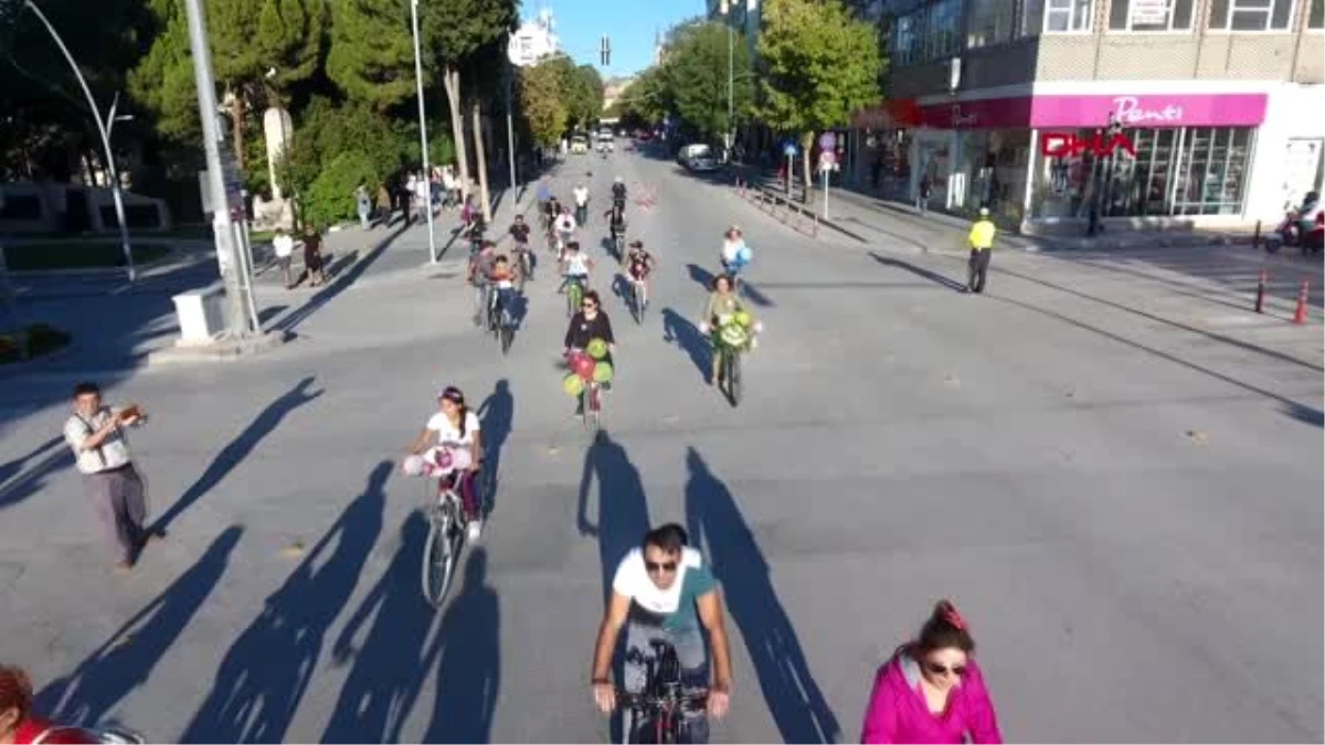 Burdur\'da süslü kadınlar bisiklet turu