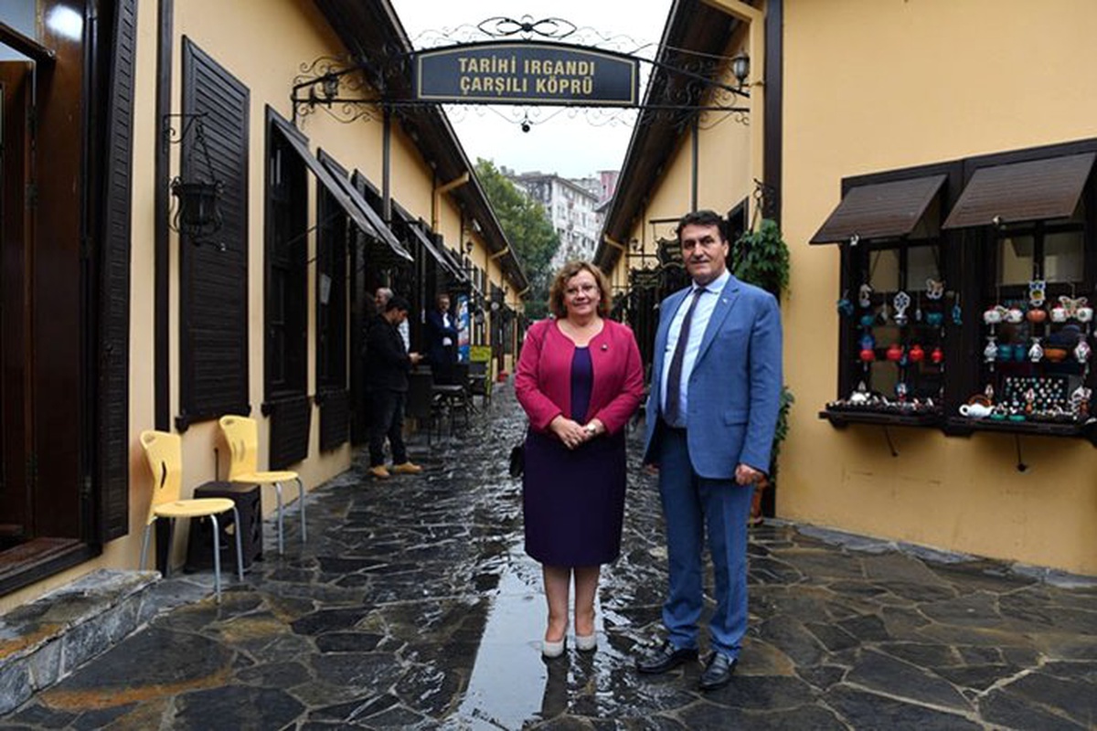 Çarşılı köprüler iki belediyeyi kardeş yaptı