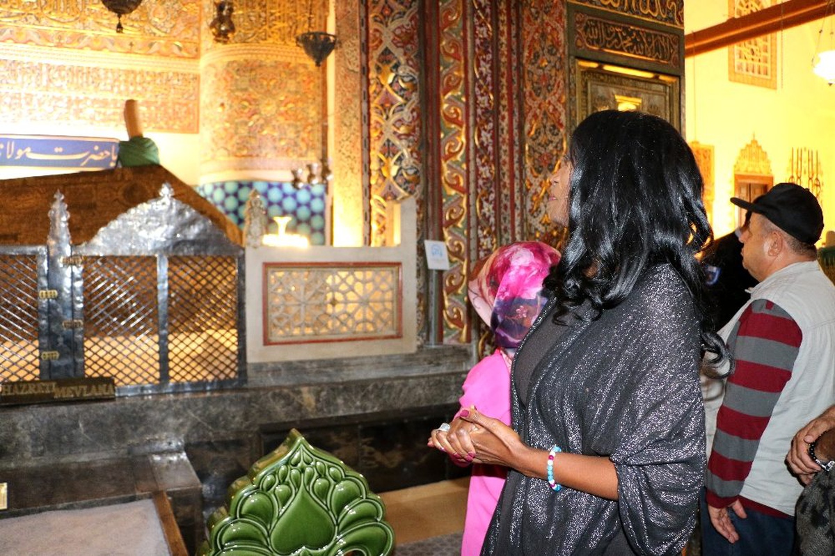 Della Miles, Mevlana Hazretlerinin Türbesini ziyaret etti