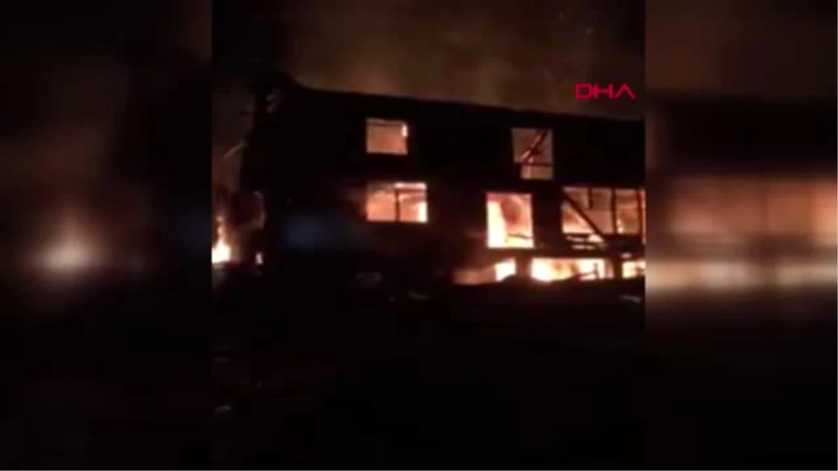 Düzce 3 katlı ahşap ev yangında kül oldu
