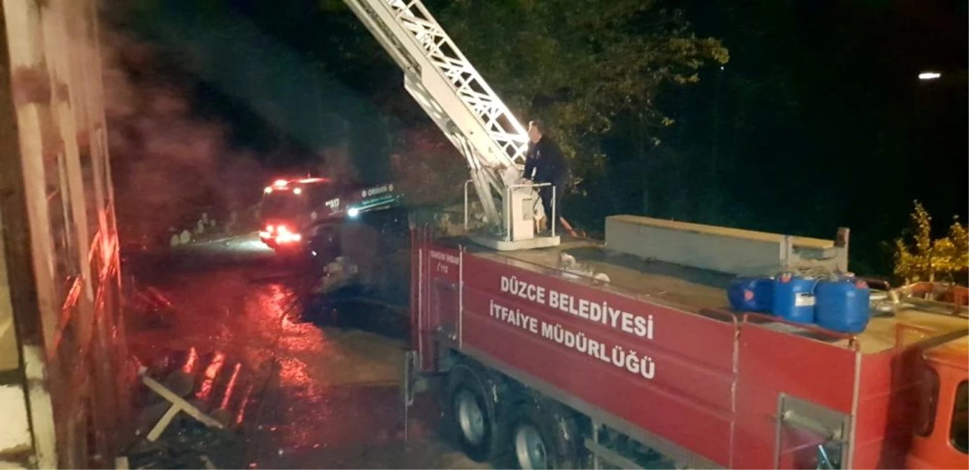 Düzce\'de 3 katlı ahşap bina yandı, söndürmeye çalışan 2 kişi yaralandı