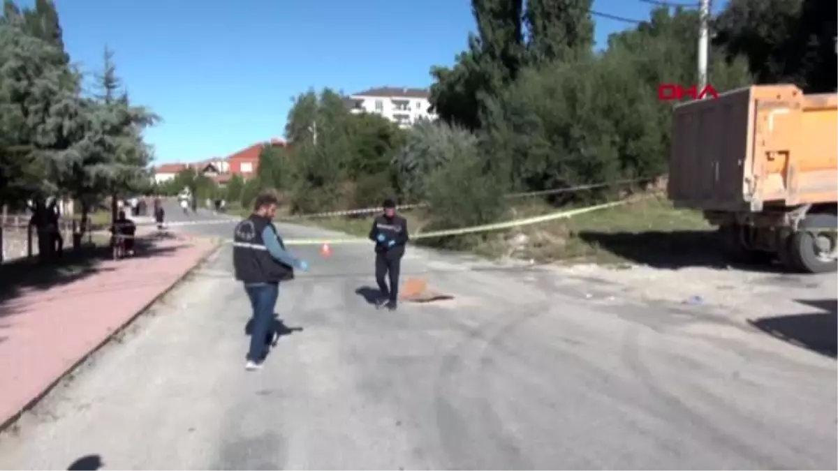 Hafriyat kamyonunun altında kalan işitme engelli öldü