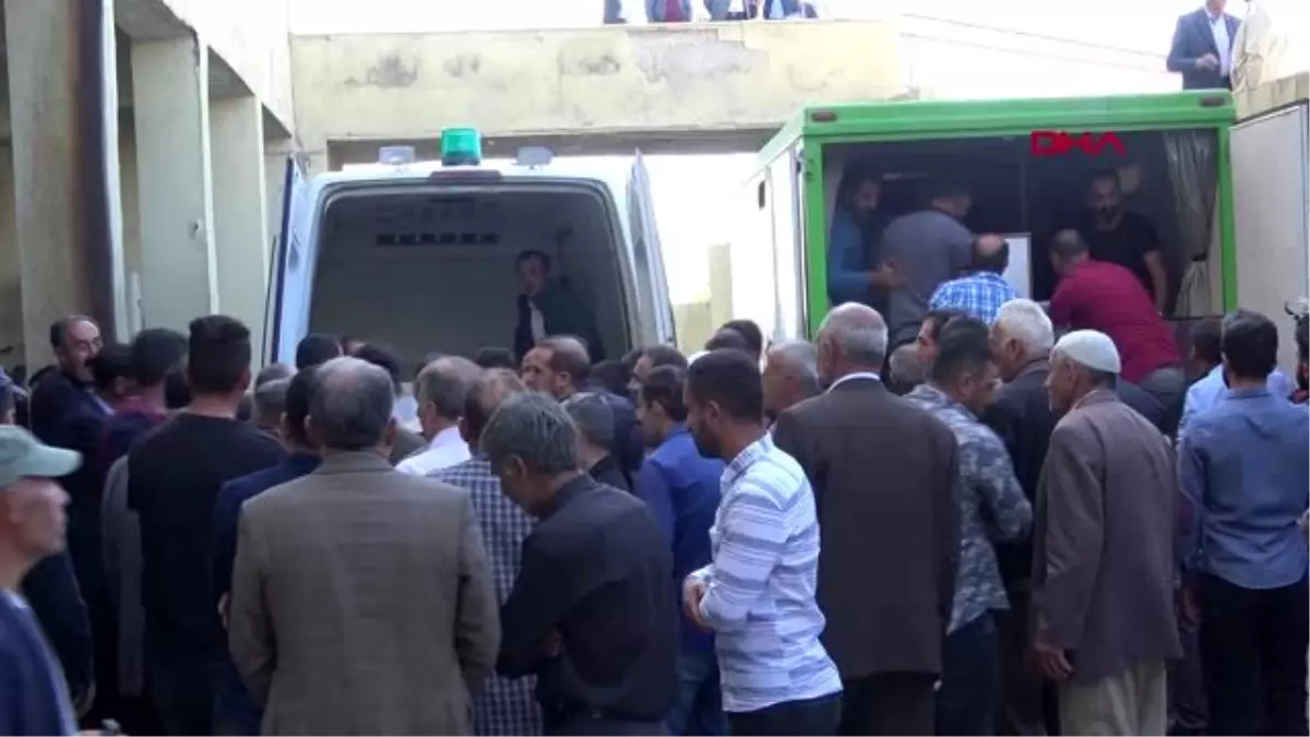 Hakkari yüksekova\'daki kazada ölen 3 kişi, toprağa verildi