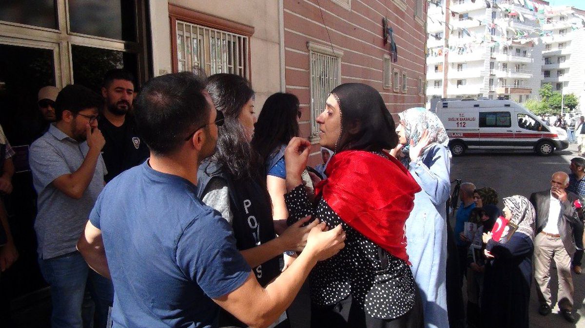 HDP\'liler ile parti binası önünde eylem yapan aileler arasında gerginlik